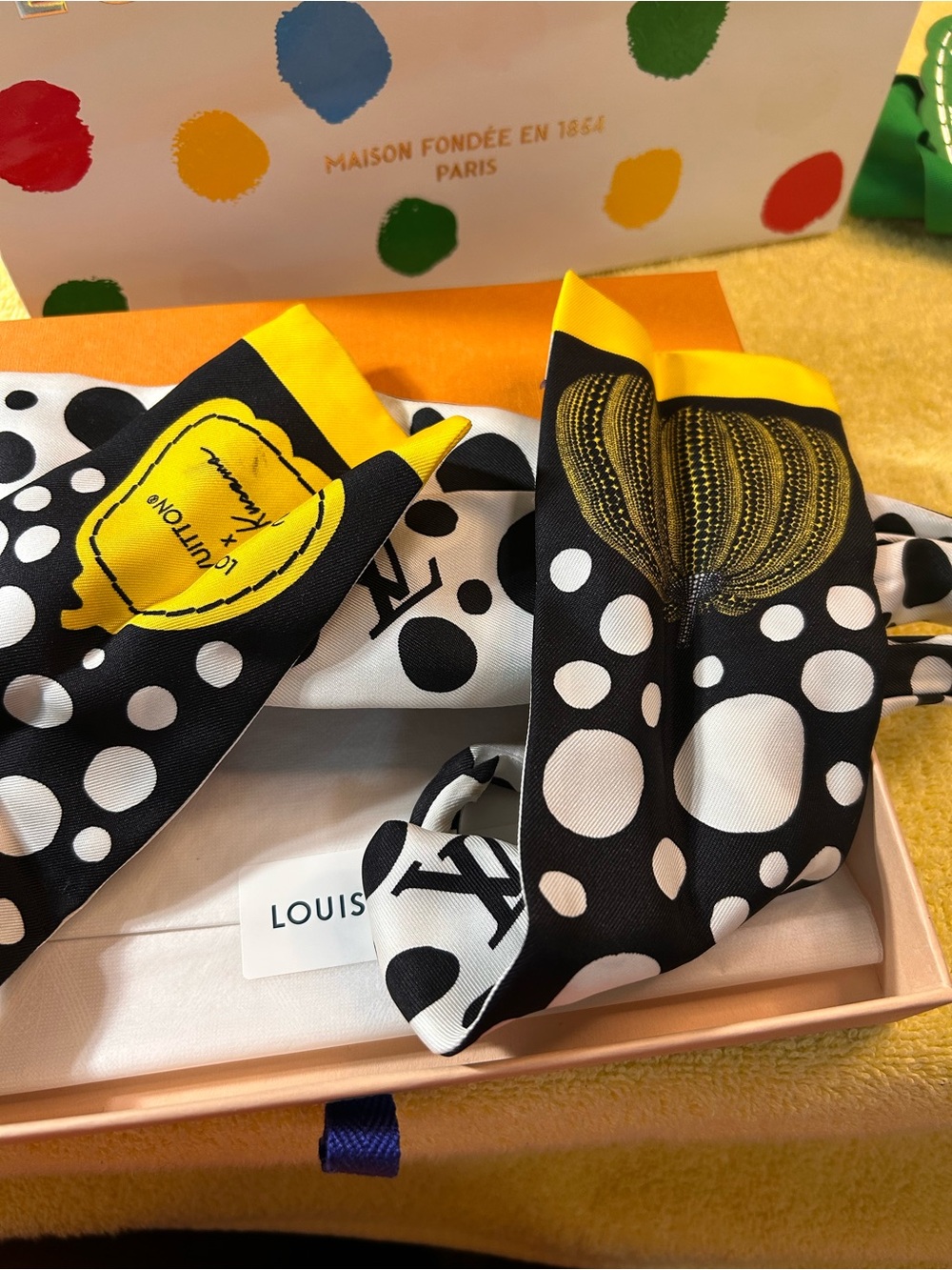 Louis Vuitton Scarves & Wraps - Picture 5 of 10